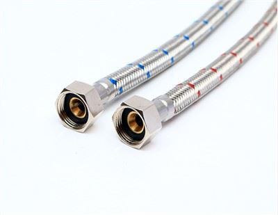 꼰 수도꼭지 호스